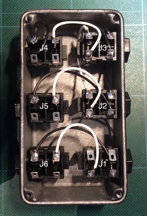 Building a connection box for the pedalboard – stinkfoot.se